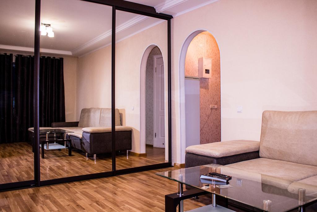 Semi Luxury Apt On Yatsenka 8 Near Intourist Hotel Zaporizhia 外观 照片